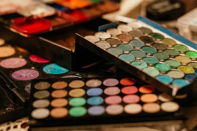 MAKE UP KIT