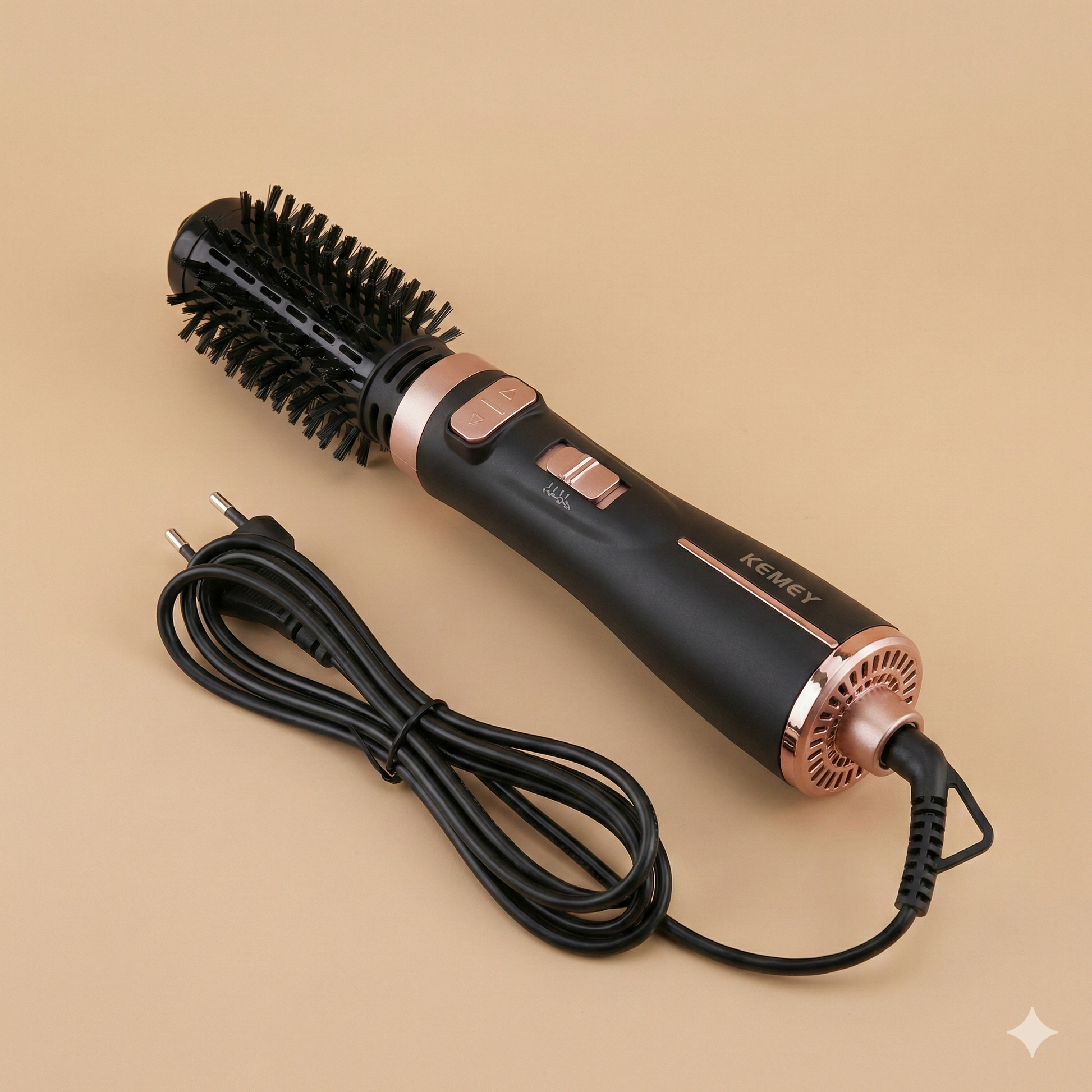 The retail packaging box for the KEMEY 2-in-1 Straightener and Hot Air Brush (KM-8021), displaying the black and rose gold styling tool and an interchangeable brush attachment.

علبة تغليف جهاز تصفيف الشعر 2 في 1 من كيمي (KM-8021)، تعرض أداة التصفيف باللونين الأسود والذهبي الوردي مع ملحق فرشاة قابل للتبديل.